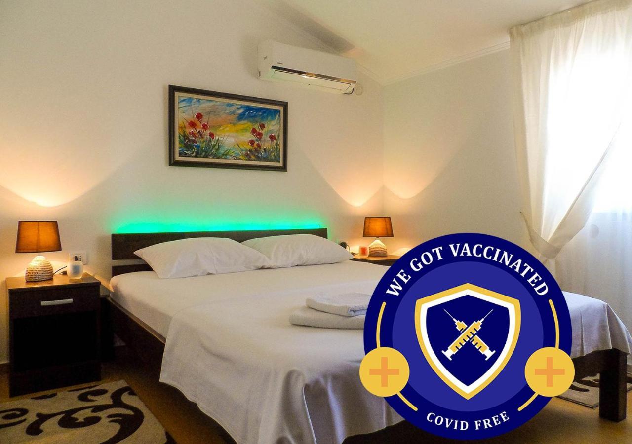 Apartments Miles Утеха Екстериор снимка