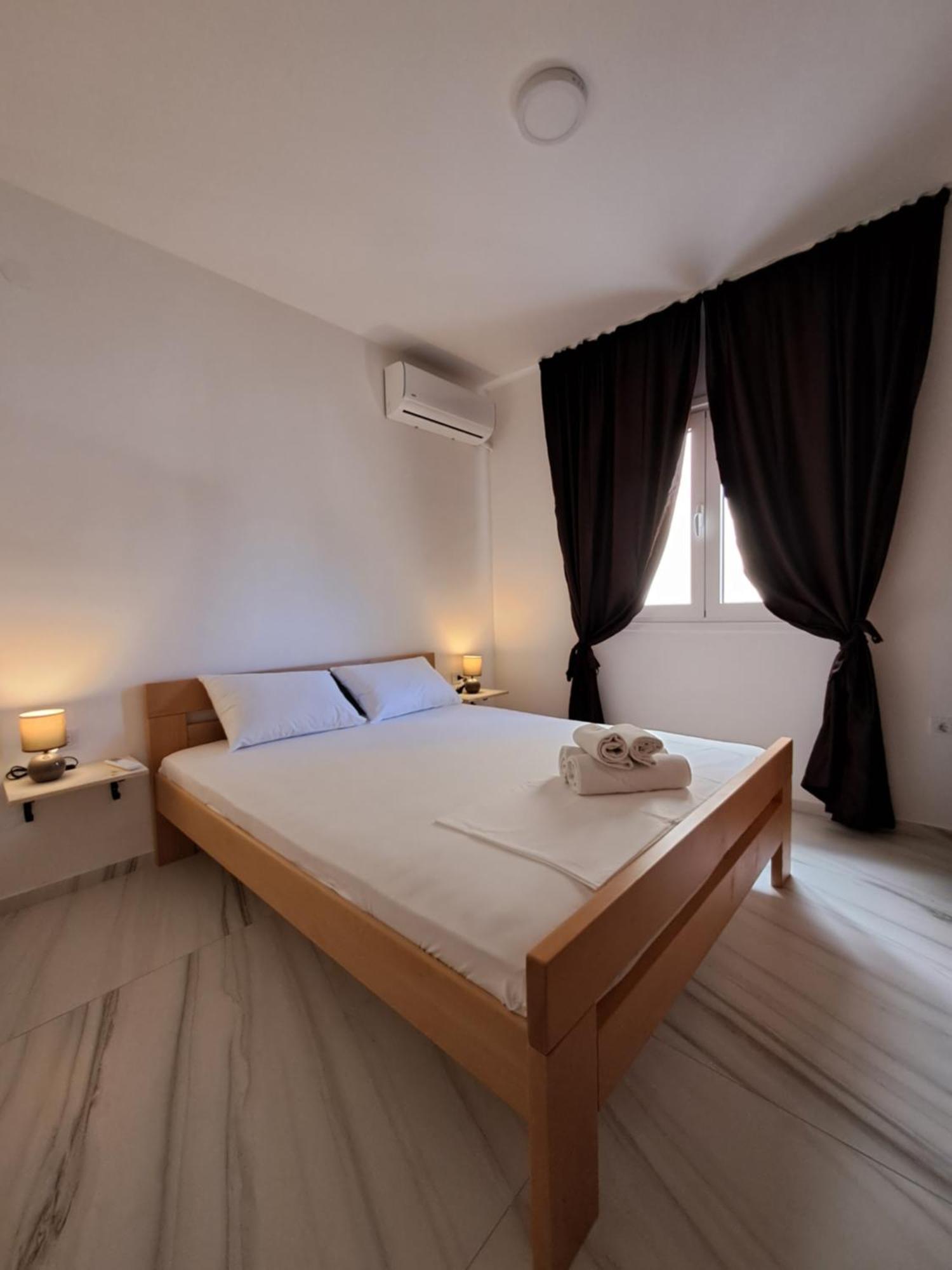 Apartments Miles Утеха Екстериор снимка