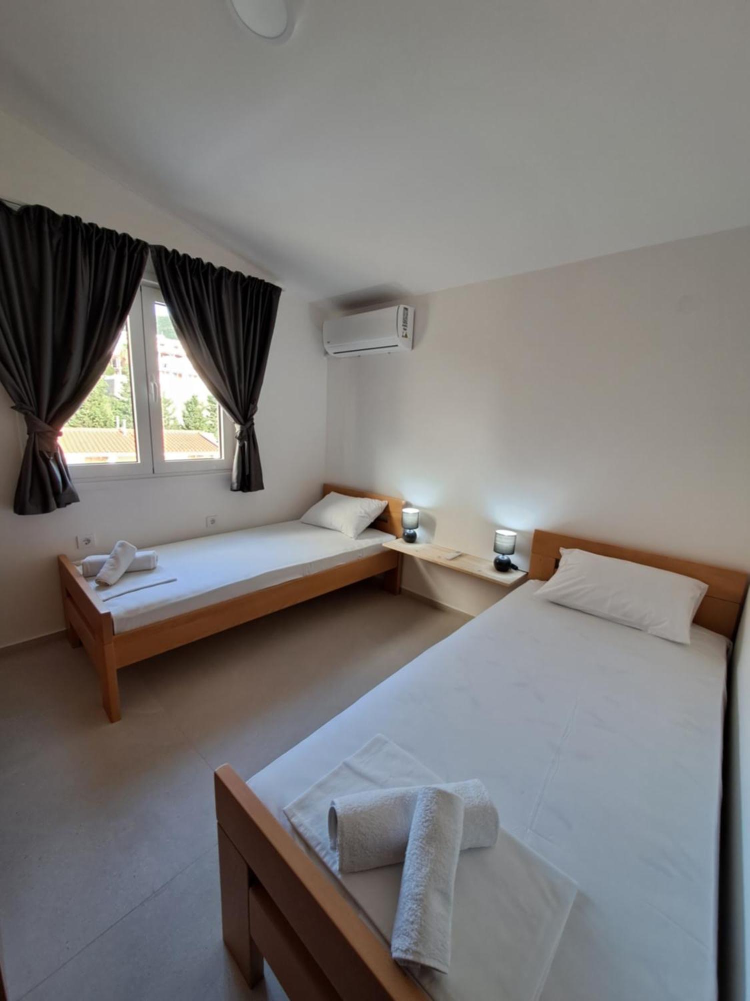 Apartments Miles Утеха Екстериор снимка