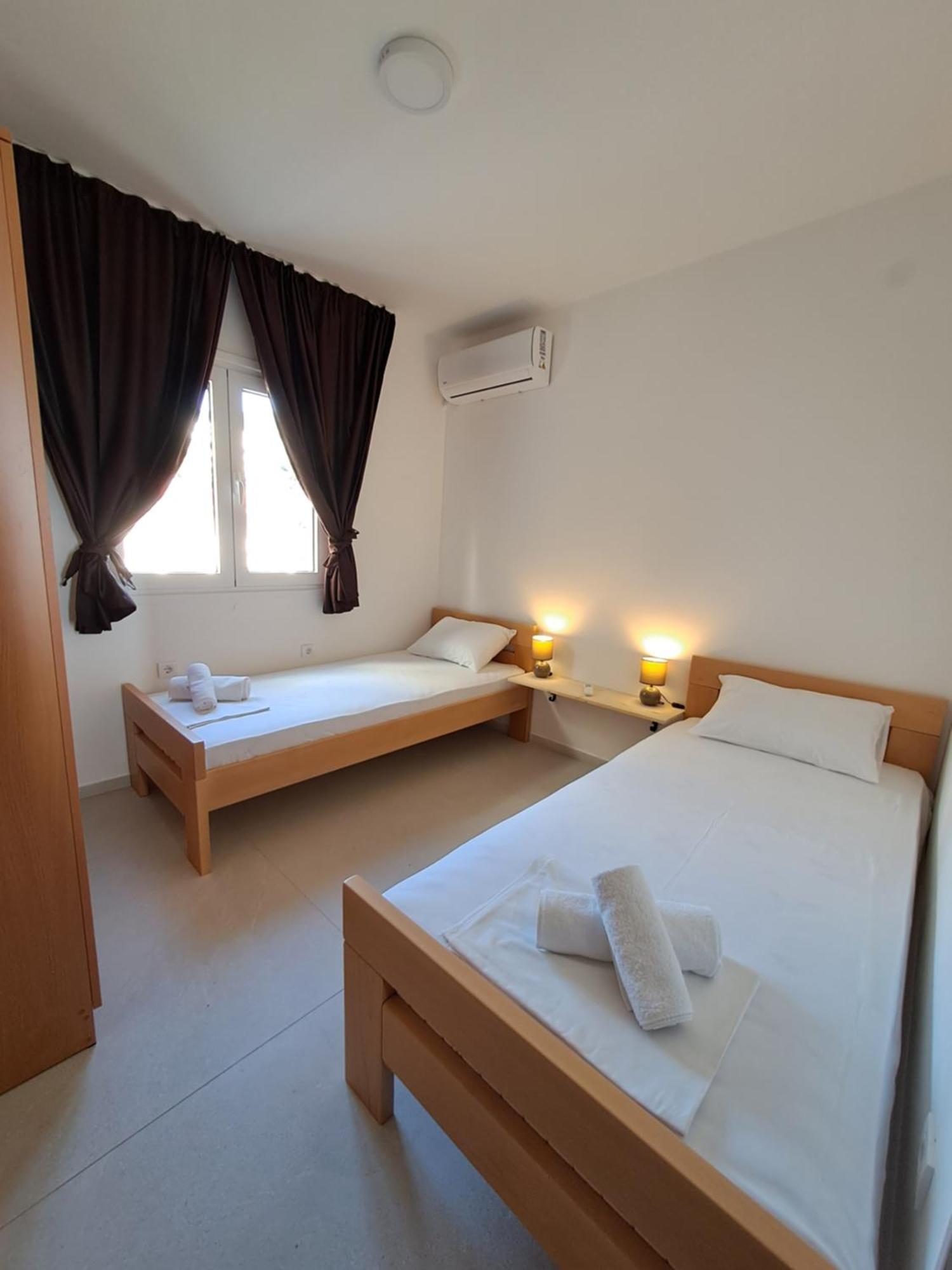 Apartments Miles Утеха Екстериор снимка