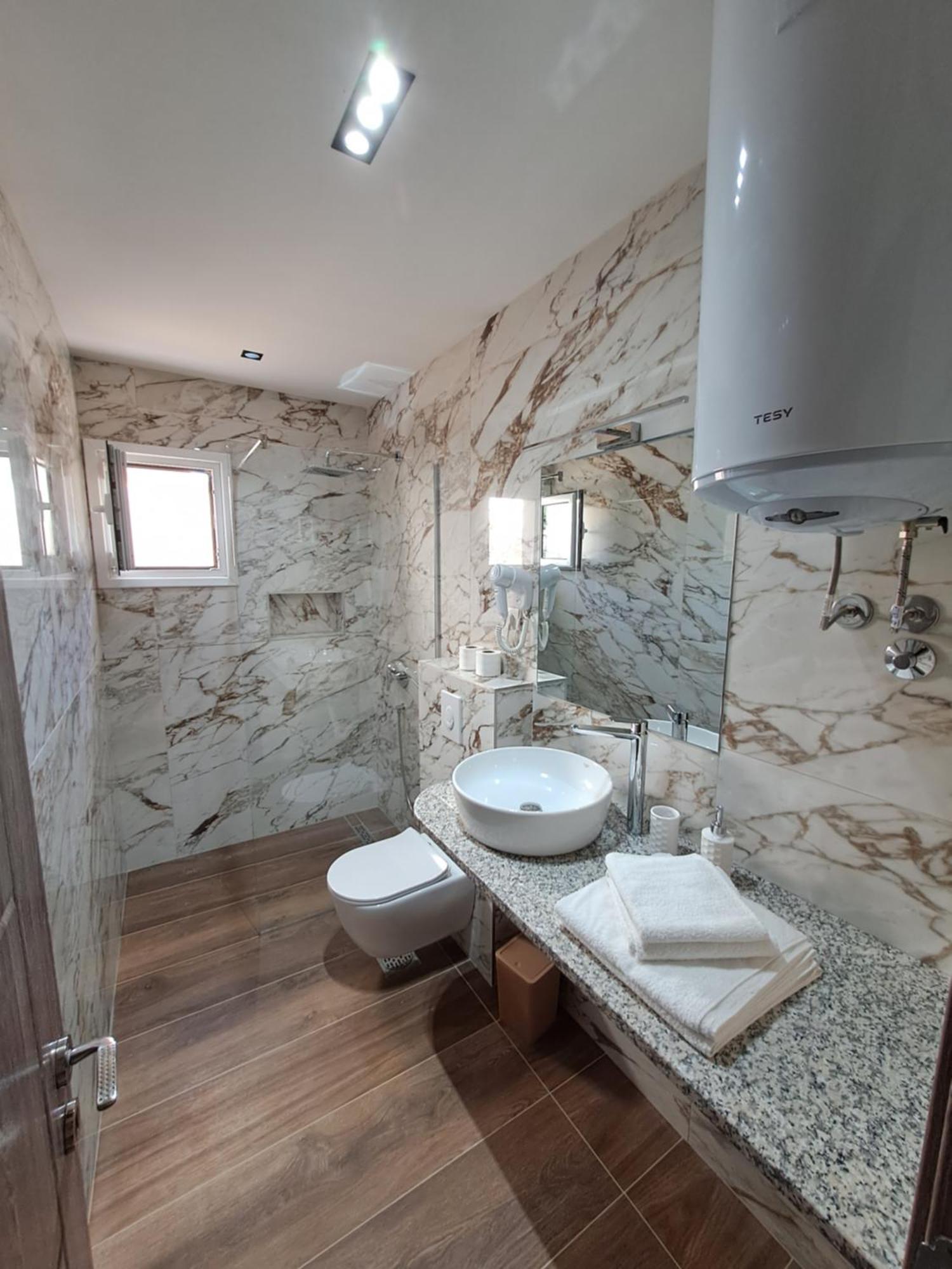Apartments Miles Утеха Екстериор снимка