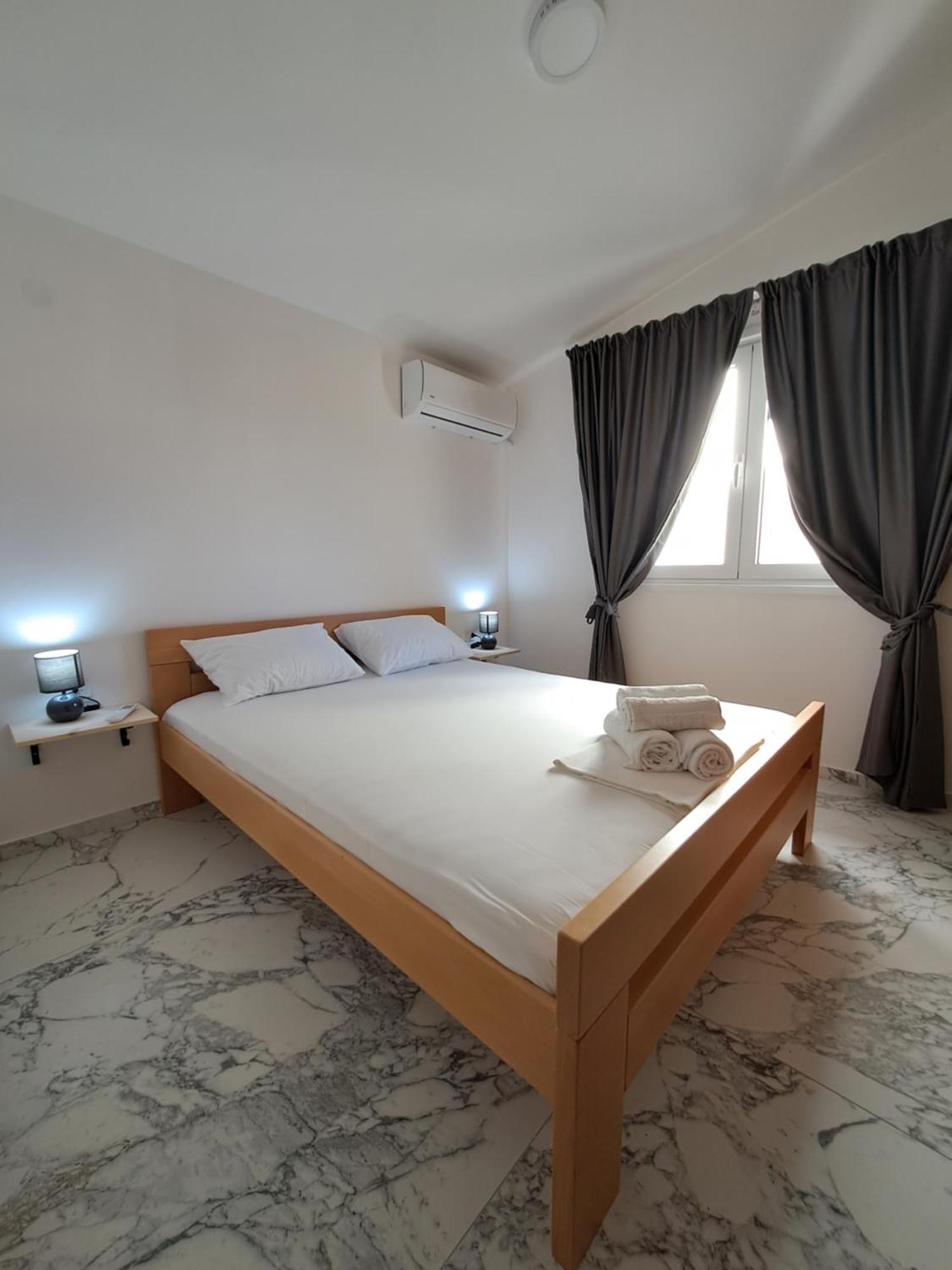 Apartments Miles Утеха Екстериор снимка