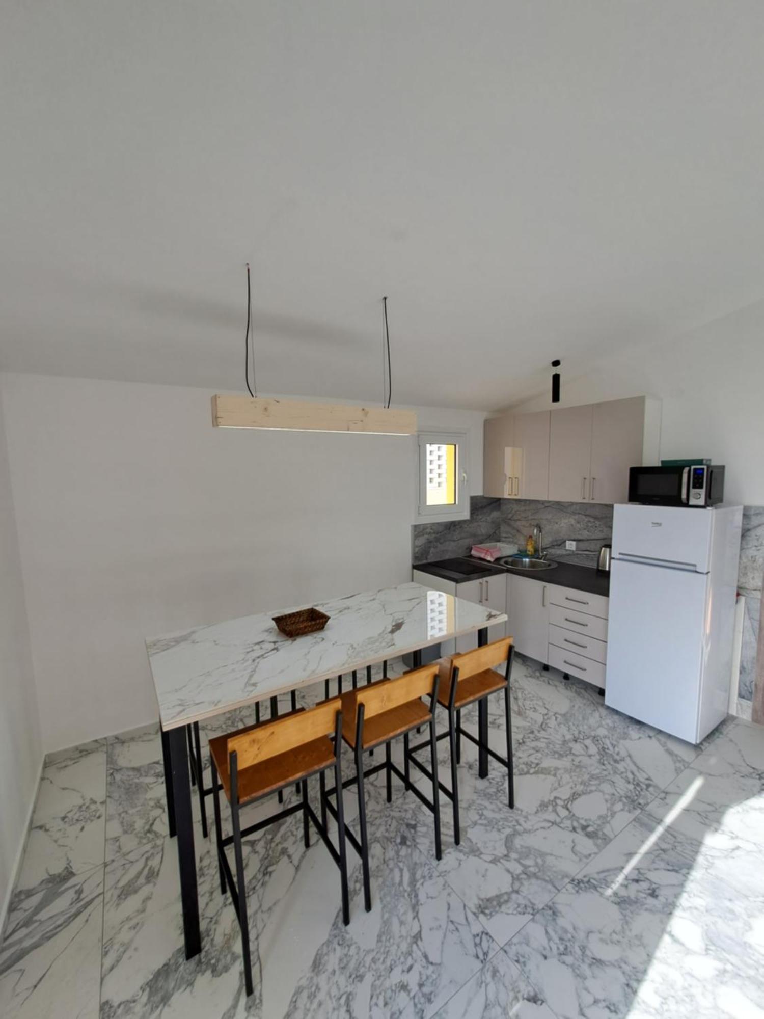 Apartments Miles Утеха Екстериор снимка