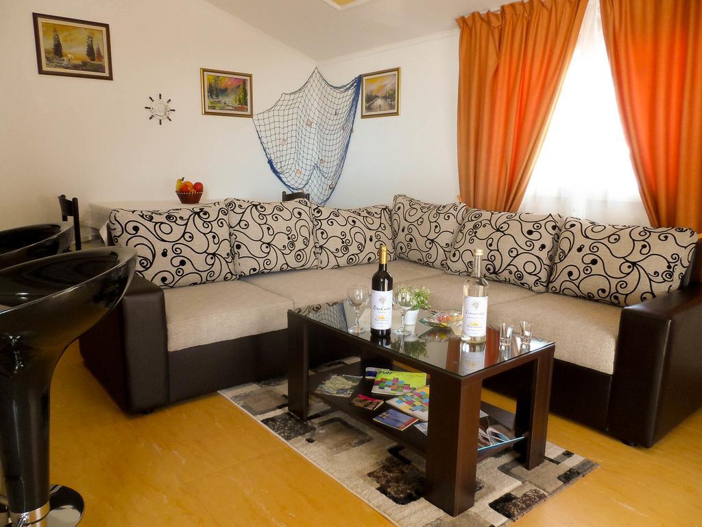 Apartments Miles Утеха Екстериор снимка