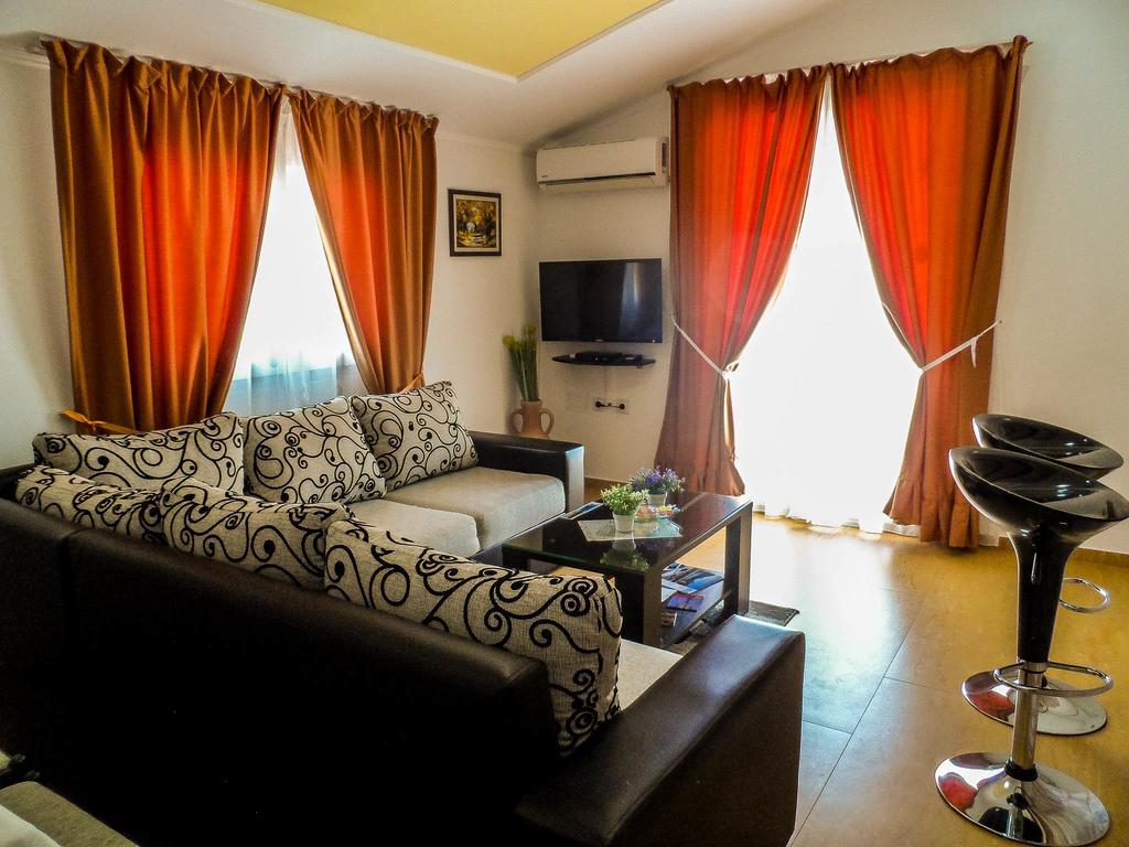 Apartments Miles Утеха Екстериор снимка