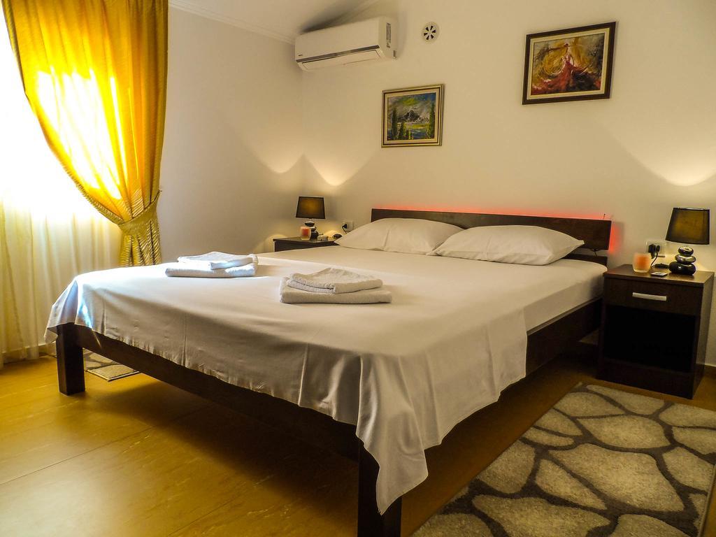 Apartments Miles Утеха Екстериор снимка