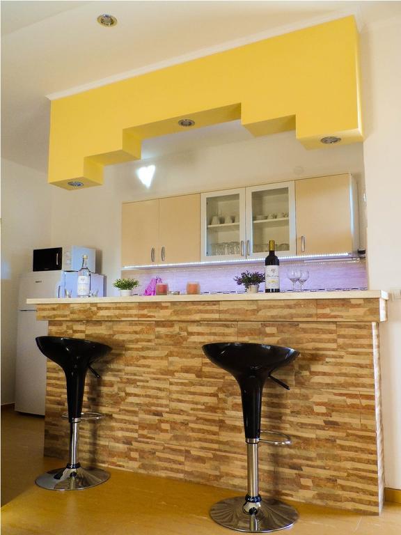Apartments Miles Утеха Екстериор снимка