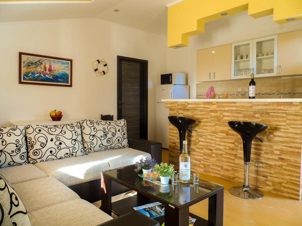 Apartments Miles Утеха Екстериор снимка