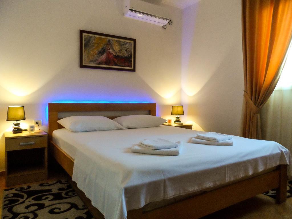 Apartments Miles Утеха Екстериор снимка