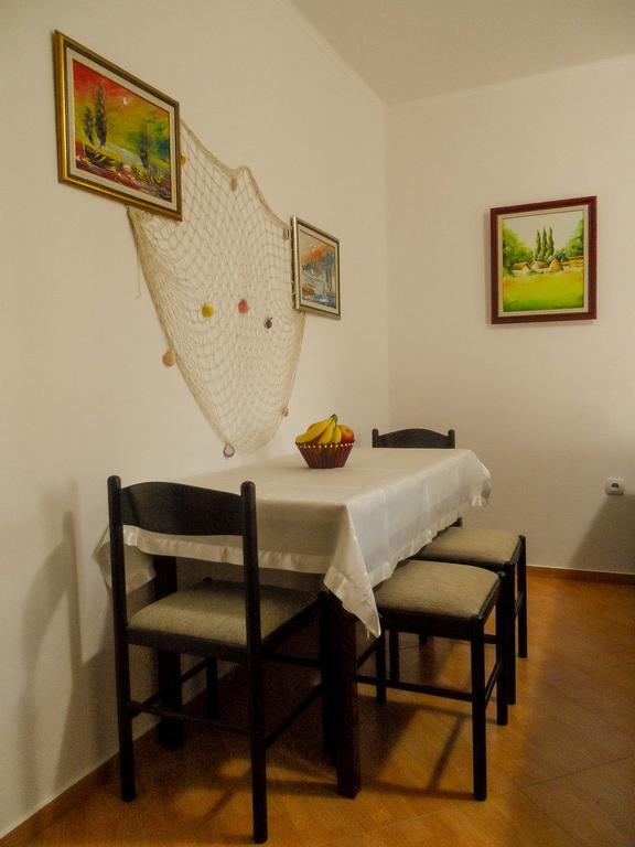 Apartments Miles Утеха Екстериор снимка
