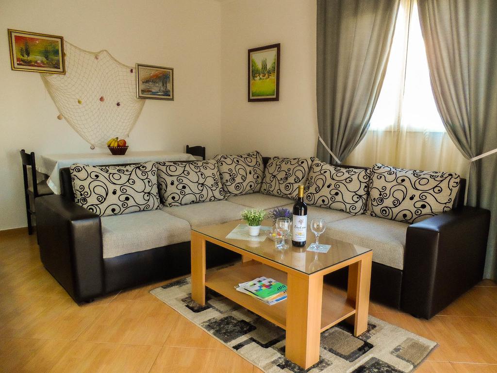 Apartments Miles Утеха Екстериор снимка