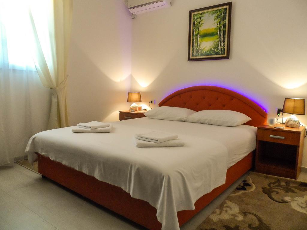 Apartments Miles Утеха Екстериор снимка