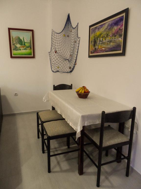 Apartments Miles Утеха Екстериор снимка